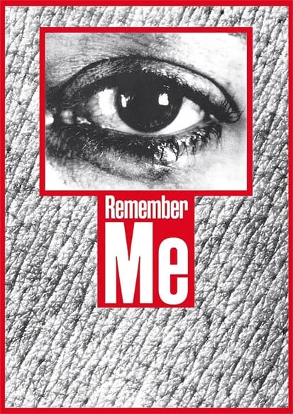 Affiche officielle de l'exposition Remember Me a la Bourse de Commerce, un oeil en noir et blanc encadre de rouge