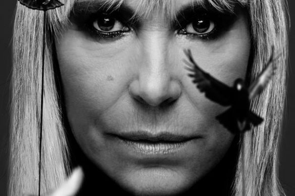 Pochette de l'album Volatil de Zazie, visage en noir et blanc entouré d'oiseaux